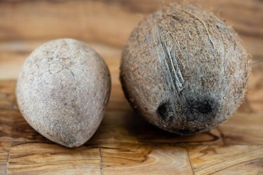 Copra kurutulmuş hamuru ve Hindistan cevizi ipliklerinden yapılmış Cocos nucifera.