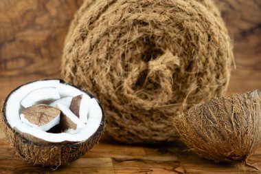 Copra kurutulmuş hamuru ve Hindistan cevizi ipliklerinden yapılmış Cocos nucifera.