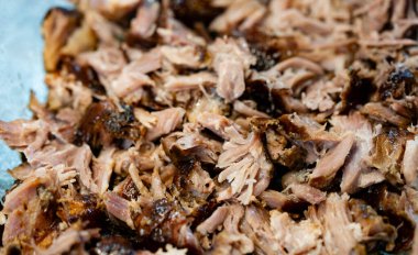 Domuz budu gibi çekiliyordu.