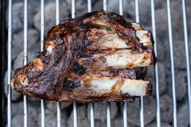 Kömür ızgarasından baharatlı ve otlu pirzola.