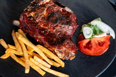 Kömür ızgarasından baharatlı ve otlu pirzola.