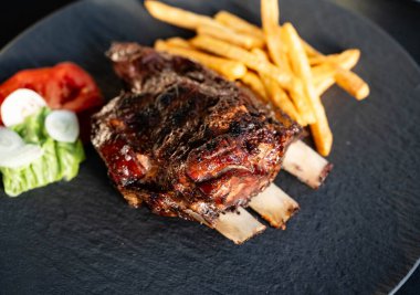 Kömür ızgarasından baharatlı ve otlu pirzola.