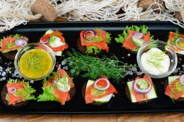 Tütsülenmiş somon balığı ve zeytin ağacında baharat.