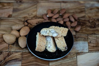 Cantucci İtalyan bademli bisküvileri ve bir espresso.