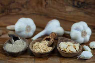 Taze ve kuru sarımsak zeytin ağacında