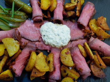 Kızarmış patates ve Remoulade soslu biftek.