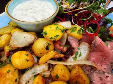 Kızarmış patates ve Remoulade soslu biftek.