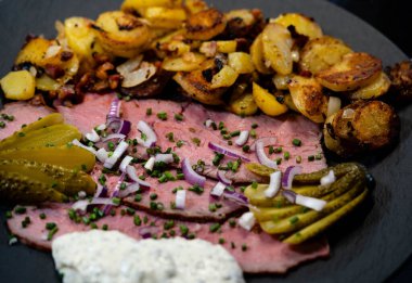 Kızarmış patates ve Remoulade soslu biftek.