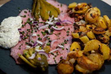 Kızarmış patates ve Remoulade soslu biftek.