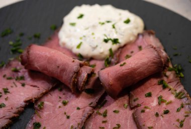 Kızarmış patates ve Remoulade soslu biftek.