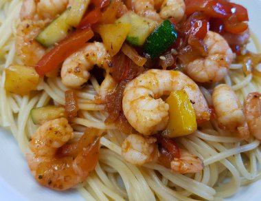 Bitki ve baharatlı kızarmış karides.