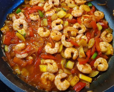 Bitki ve baharatlı kızarmış karides.