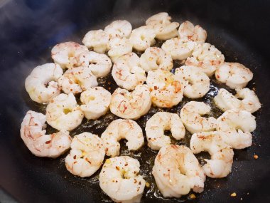 Bitki ve baharatlı kızarmış karides.