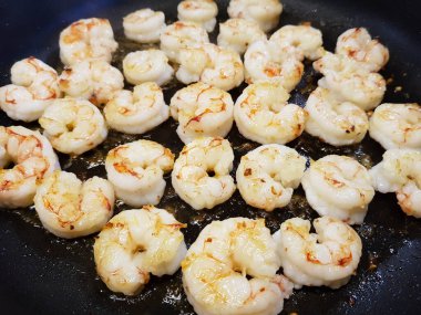 Bitki ve baharatlı kızarmış karides.