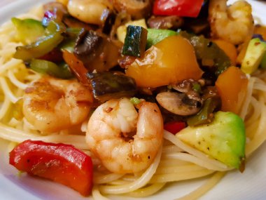 Bitki ve baharatlı kızarmış karides.