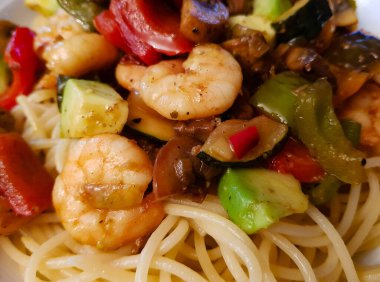 Bitki ve baharatlı kızarmış karides.