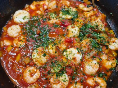 Bitki ve baharatlı kızarmış karides.