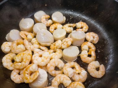 Bitki ve baharatlı kızarmış karides.