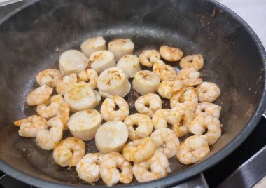 Bitki ve baharatlı kızarmış karides.