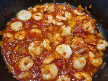 Bitki ve baharatlı kızarmış karides.