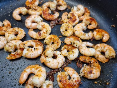 Bitki ve baharatlı kızarmış karides.