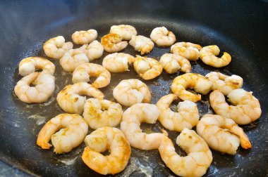 Bitki ve baharatlı kızarmış karides.