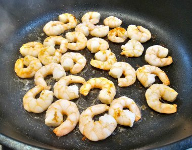 Bitki ve baharatlı kızarmış karides.