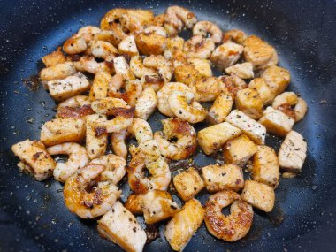 Bitki ve baharatlı kızarmış karides.