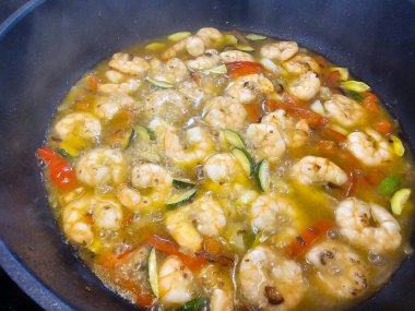 Bitki ve baharatlı kızarmış karides.