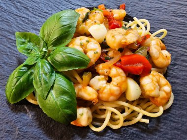 Bitki ve baharatlı kızarmış karides.