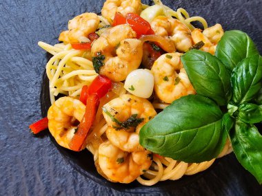 Bitki ve baharatlı kızarmış karides.