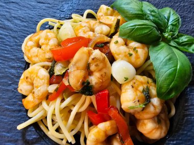 Bitki ve baharatlı kızarmış karides.