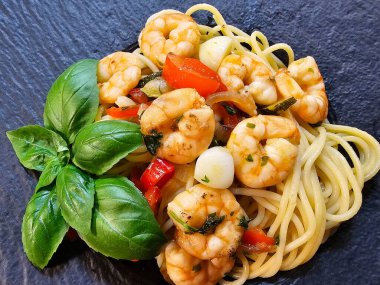 Bitki ve baharatlı kızarmış karides.