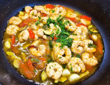 Bitki ve baharatlı kızarmış karides.