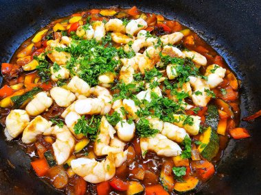 Bitki ve baharatlı kızarmış karides.