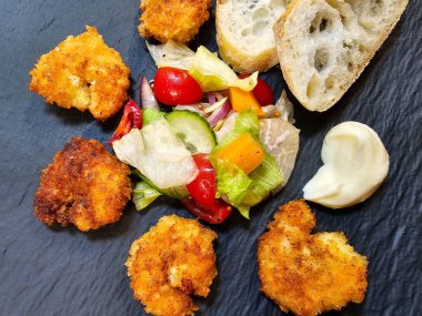 Bitki ve baharatlı kızarmış karides.