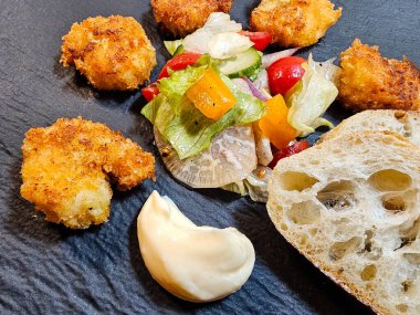 Bitki ve baharatlı kızarmış karides.