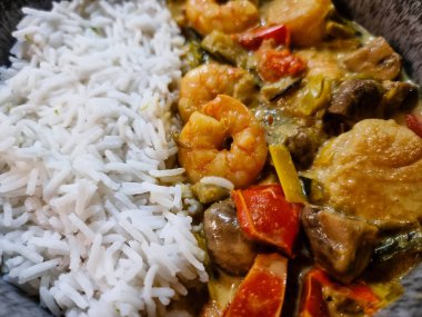 Bitki ve baharatlı kızarmış karides.