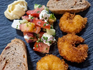 Bitki ve baharatlı kızarmış karides.