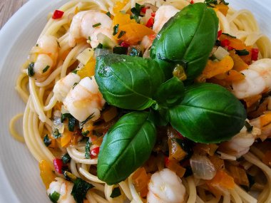 Bitki ve baharatlı kızarmış karides.