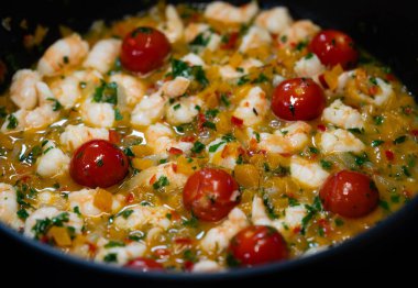 Bitki ve baharatlı kızarmış karides.