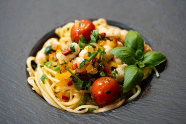 Bitki ve baharatlı kızarmış karides.