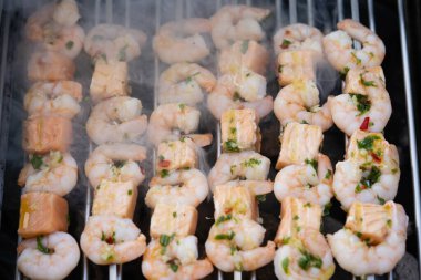 Bitki ve baharatlı kızarmış karides.