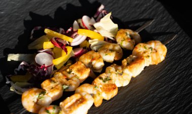 Bitki ve baharatlı kızarmış karides.