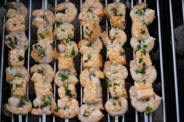 Bitki ve baharatlı kızarmış karides.