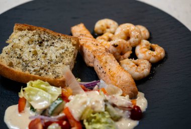 Bitki ve baharatlı kızarmış karides.