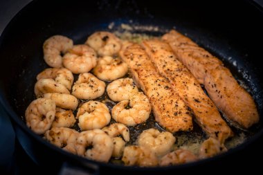 Bitki ve baharatlı kızarmış karides.