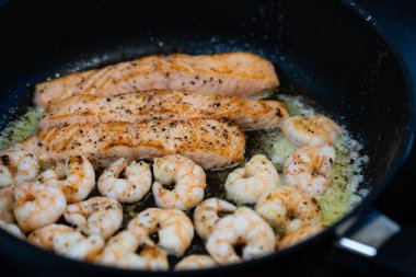 Bitki ve baharatlı kızarmış karides.