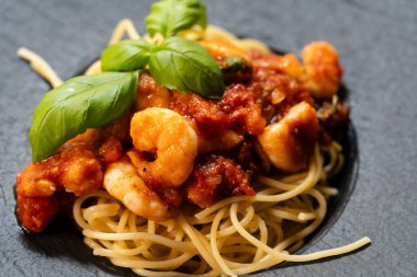 Bitki ve baharatlı kızarmış karides.