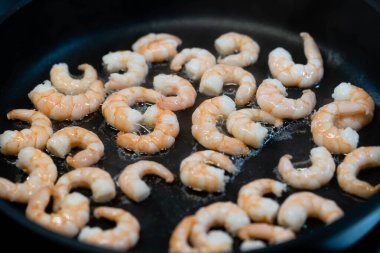 Bitki ve baharatlı kızarmış karides.